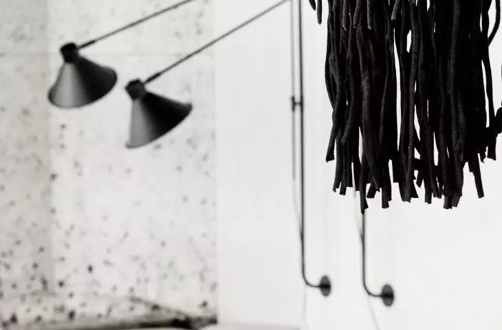 Black lamps and macramé in the living room