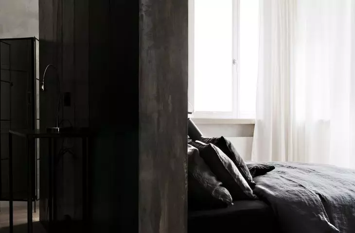 A partition wall in the bedroom and a dressing room behind it