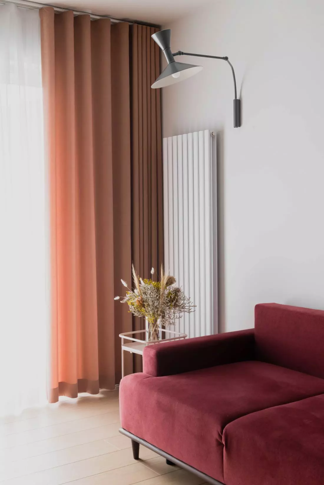 koralowa sofa
i designerska lampa projektu Le Corbusiera