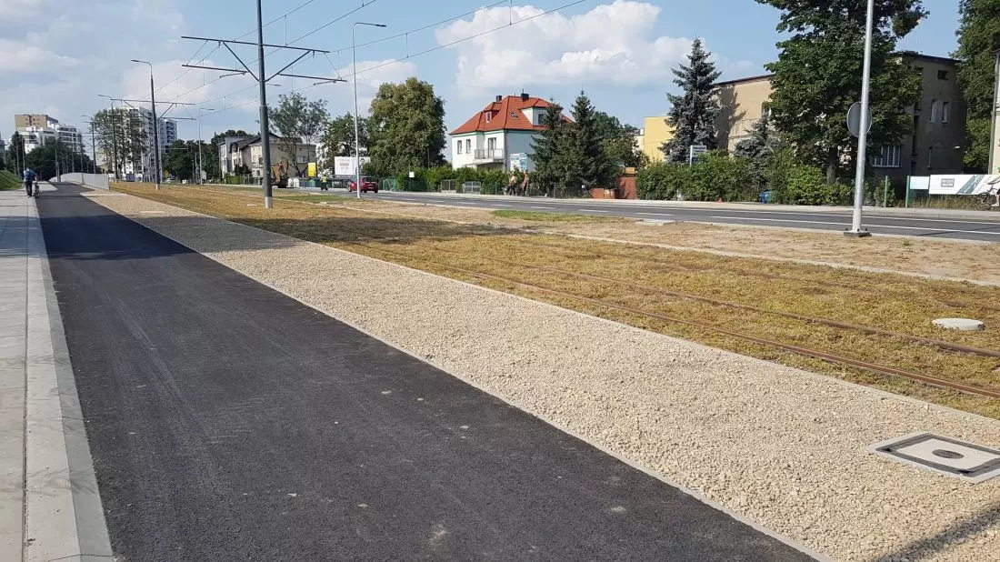Zgodnie z projektem, między zielonym torowiskiem a drogą rowerową wysypano żwir. Odcinek między ulicami Słowiańską i Serbską 
