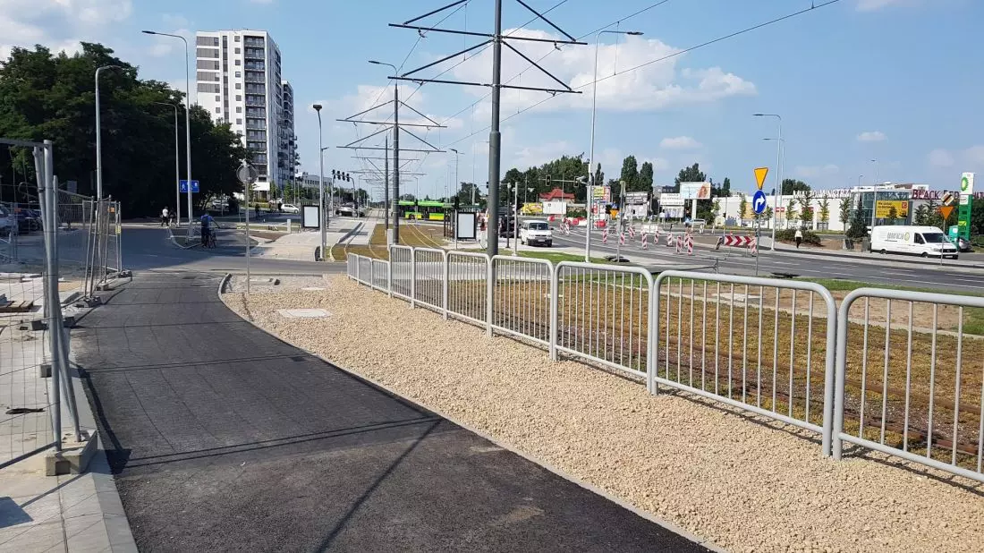 Między zielonym torowiskiem a drogą rowerową ustawiono typowe bariery, choć przepisy pozwalają zasadzić w takim miejscu np. żywopłot 