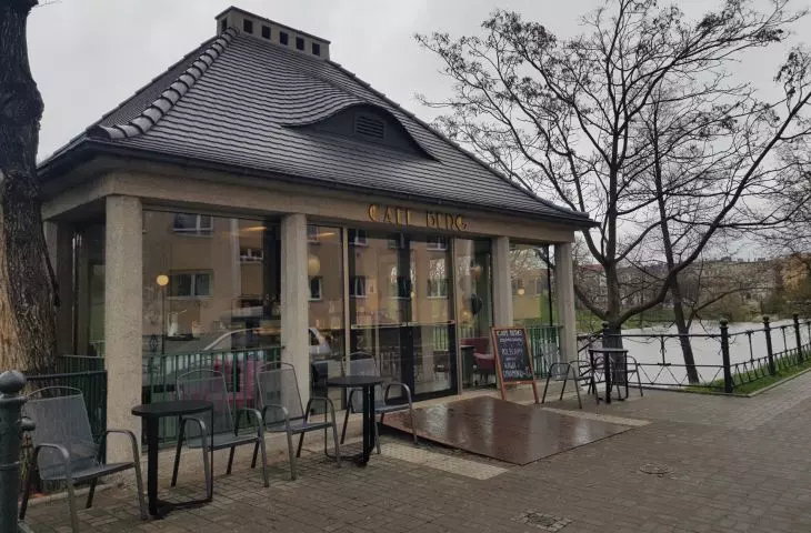 nieduży kiosk zlokalizowany jest na na skrzyżowaniu ulic Piotra Skargi i Podwale we Wrocławiu