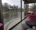 na balkoniku wysuniętym nad fosę zachowała się balustrada z otworami na kubki z mlekiem