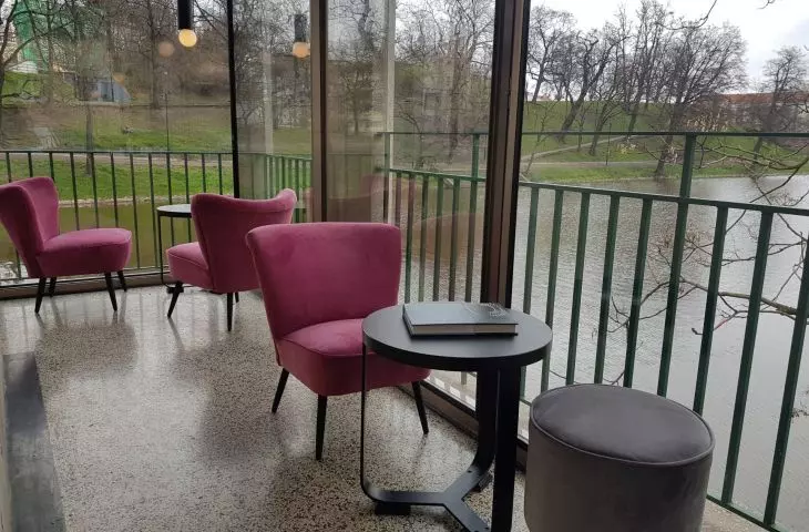 z kawiarni rozpościera się widok na miejską fosę