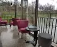 z kawiarni rozpościera się widok na miejską fosę