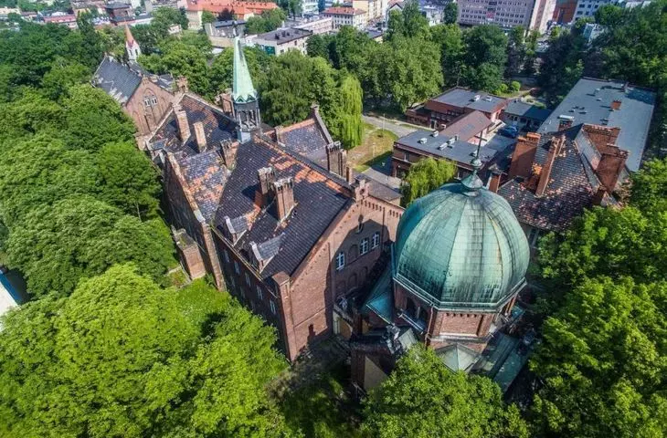 Kompleks zabytkowych budynków byłego szpitala miejskiego im. Juliusza Rogera