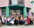 manifestująca grupa przed wejściem do Solpolu