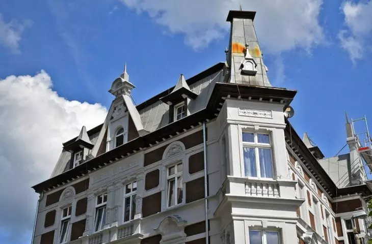 Refreshed facade of the tenement at the corner of Dworcowa and Sienkiewicza streets