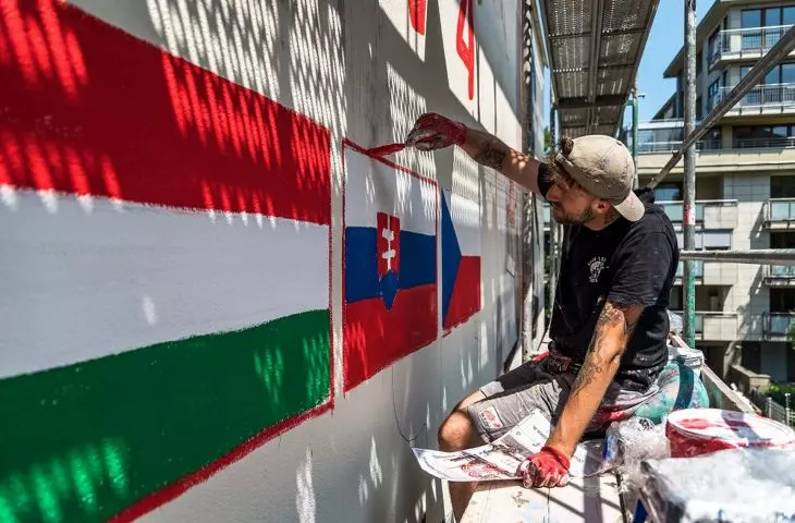 Mural na 30-lecie V4 w Pradze w trakcie powstawania 