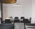 minimalistyczne sztukaterie na ścianie