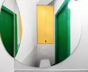 In the toilet, the dominant colors in the interior were repeated