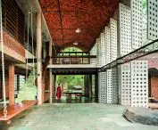 Intermingling spaces at Wall House