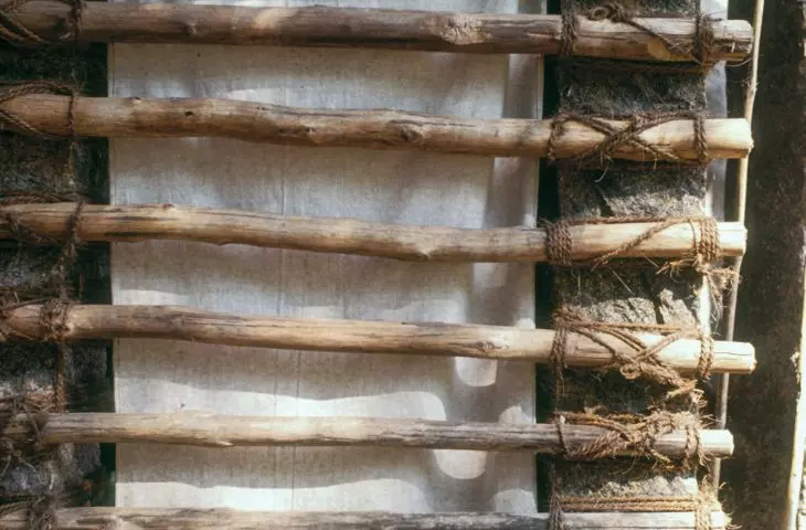 Construction detail of Hut Petite Ferme - local woods connected by coconut ropes