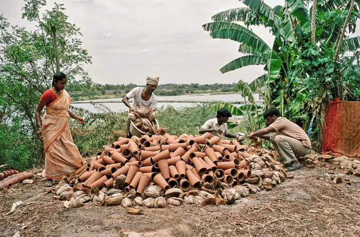 Production of ceramic pipes used in the construction of the Wall House, among other things