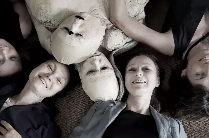 od lewej: Monika Nalewajk, Katarzyna Kozyra, Ewelina Jaskulska, Joanna Aleksandrowicz w siedzibie Fundacji Katarzyny Kozyry