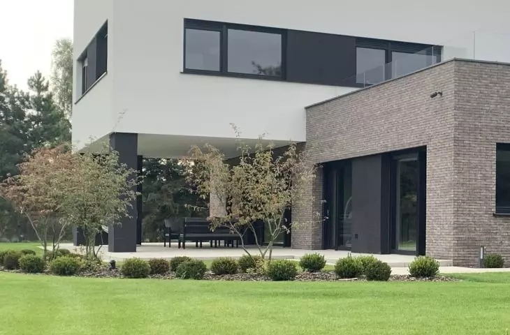 Matching House, overhanging