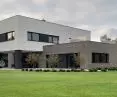 Dom Dopasowany, widok od strony ogrodu