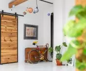Loft w Poznaniu, dużo białej przestrzeni