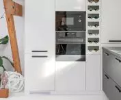 Biała ściana i podłoga w kuchni