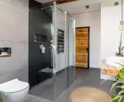 Porcelain tiles in the bathroom resemble concrete