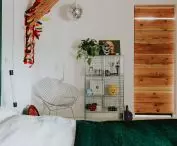 Metalowe meble w sypialni i przesuwne drzwi
