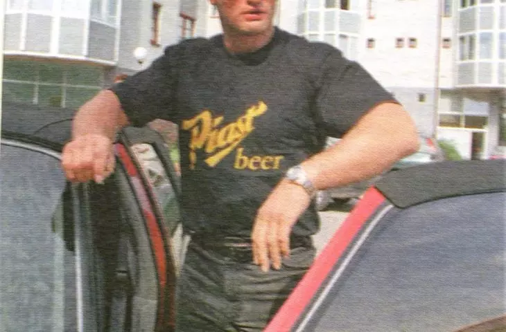 Andrzej Golota against the background of the Zelazna Estate of the Dembud Building and Housing Cooperative.