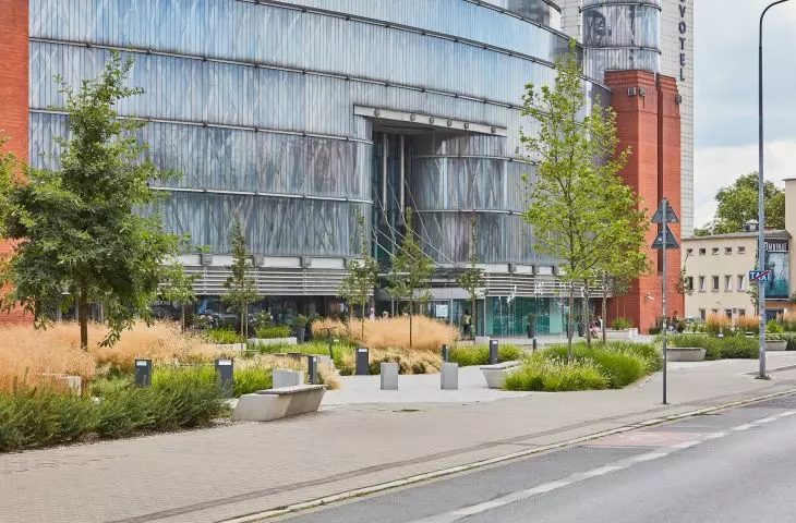 Plac przed Starym Browarem w Poznaniu przy ul. Ratajczaka po rewaloryzacji przez 1050 Pracownia Architektury