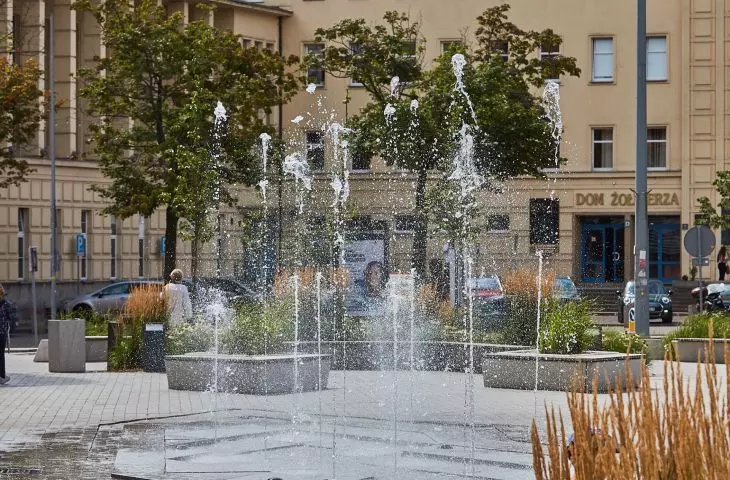 Plac przed Starym Browarem w Poznaniu przy ul. Ratajczaka po rewaloryzacji przez 1050 Pracownia Architektury
