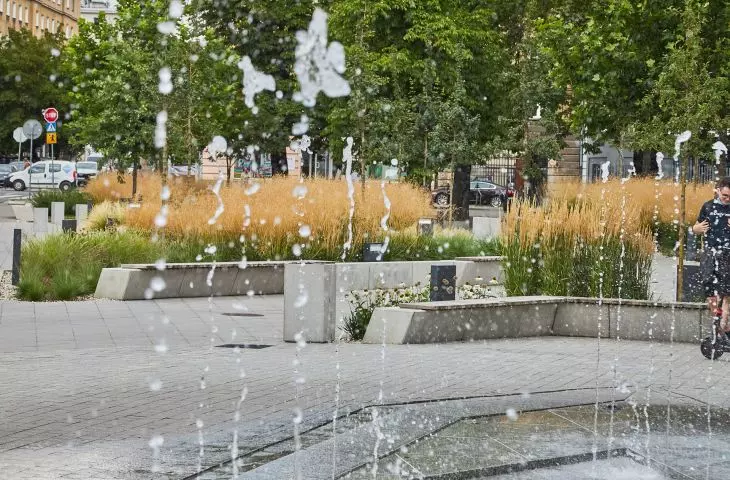 Plac przed Starym Browarem w Poznaniu przy ul. Ratajczaka po rewaloryzacji przez 1050 Pracownia Architektury