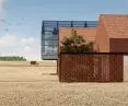 Farm House, elewacja wykonana z czerwonej cegły