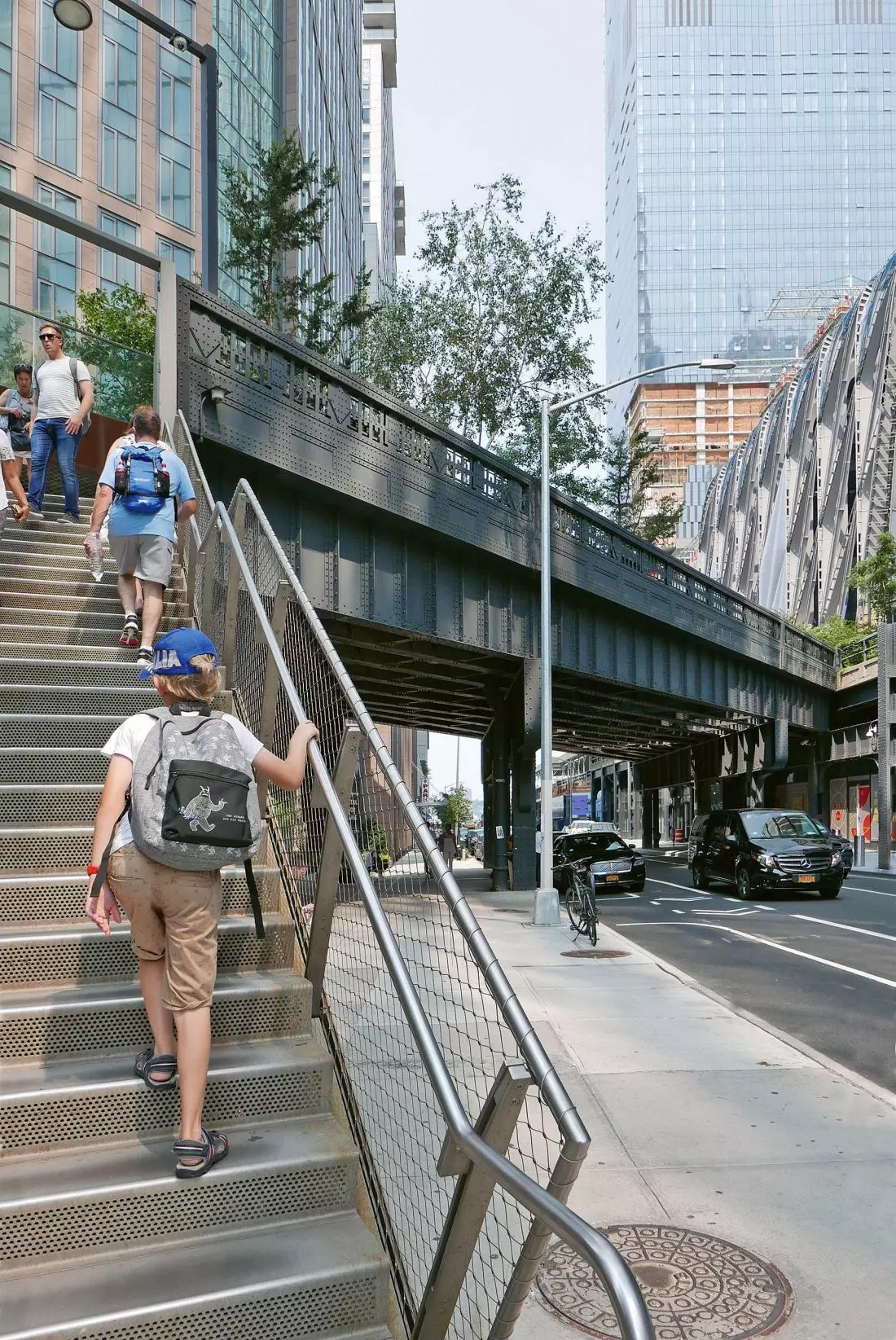 jedno w wielu wejść na High Line z poziomu ulicy