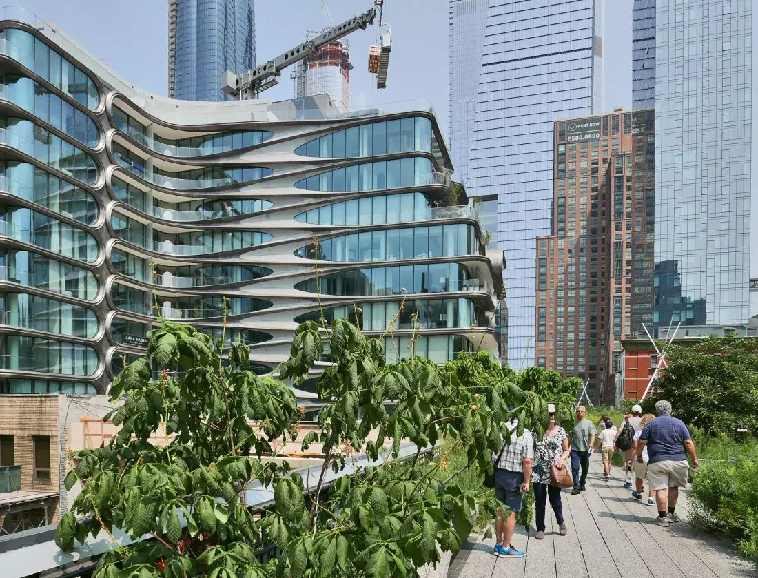 widoczny od strony promenady 520 West 28th, czyli budynek autorstwa Zaha Hadid Architects