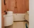 Różowa łazienka i skrytka na kuwetę 