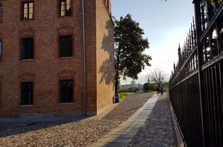 Pasaż na osi wież katedry utworzony po likwidacji garaży dostawionych do budynku psałterii.