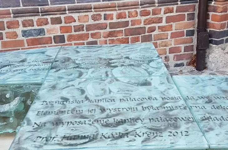 Fragment instalcji po południowej stronie kościoła NMP