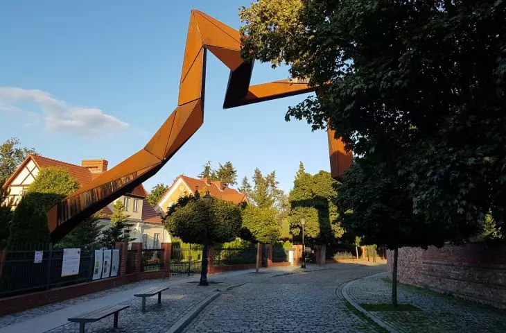 Artystyczna kompozycja przestrzenna przetwarzająca kształt i odwzorowująca skalę wałów zobronnych, ul. Posadzego  