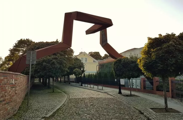 Artystyczna kompozycja przestrzenna przetwarzająca kształt i odwzorowująca skalę wałów zobronnych, ul. Posadzego