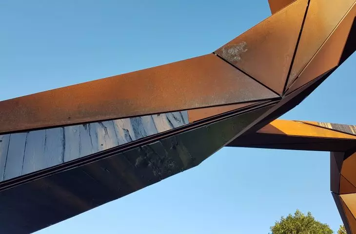 Fragment artystycznej instalacji nad ul. Posadzego
