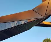 Fragment artystycznej instalacji nad ul. Posadzego