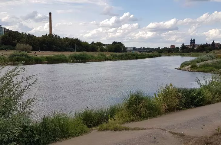 Betonowa opaska z lat 60. na wschodnim brzegu Warty na wysokości Politechniki. 