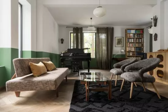 the walls of the living room are decorated with green lampery ściany of the living room is decorated with green lampery