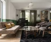 The walls of the living room are decorated with green lampery