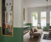 przeszklona gablota w ścianie salonu