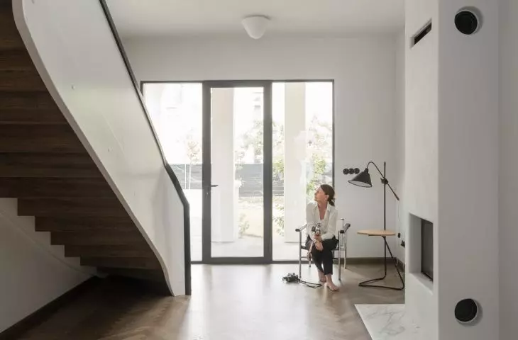 The designers, following the style of the block, created a new impressive staircase to match the villa