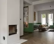 część dzienna — sala kominkowa i salon