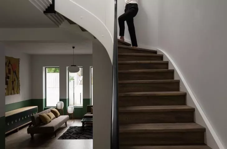 the first floor of the house is dedicated to the living area, upstairs there is a bedroom and a library, among other things