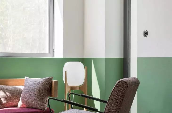 detail of the lounge area in the dining room, in the corner Brazilian Punk floor lamp designed by Loft Kolasinski