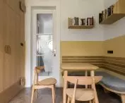 w kuchni znajduje się niewielka część przeznaczona na jadalnię
