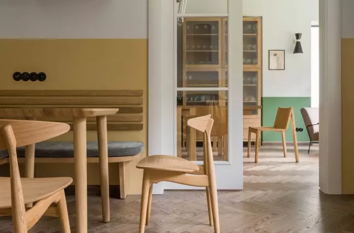widok z kuchni na jadalnię