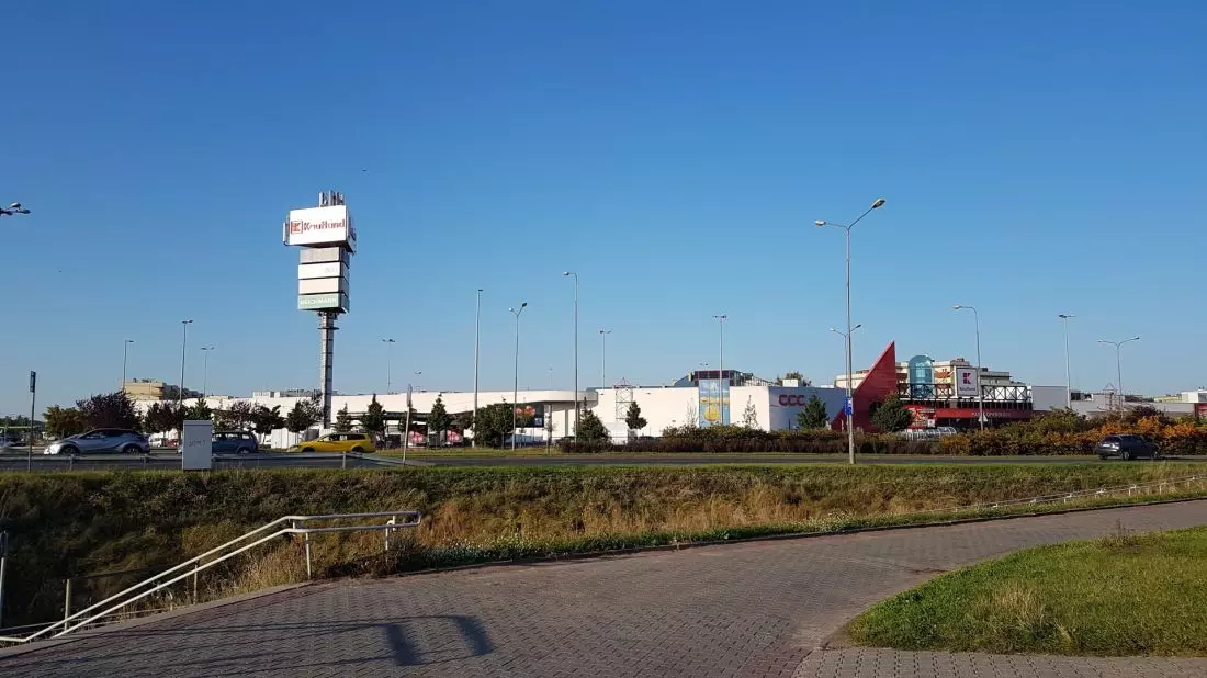 Centrum handlowe przy ul. Opieńskiego w Poznaniu (dawne Tesco) — widok ze skrzyżowania ulic Opieńskiego i Szeligowskiego fot.: Jakub Głaz